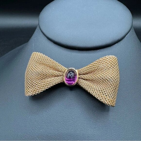 Bow Tie Pin with Purple Lucite Cabochon Jewel in Gold Tone Mesh - Picture 3 of 16